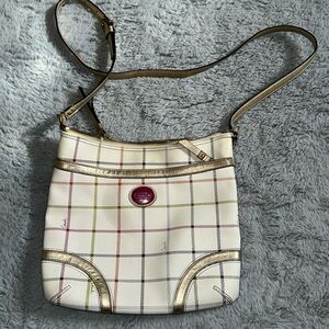 Coach crossbody bag, broken zipper needs to be replaced.